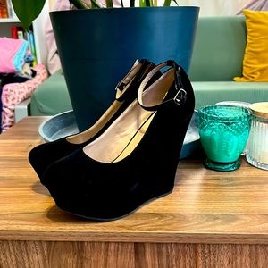 Black Velvet Platform Wedge 5” heels size 6.5